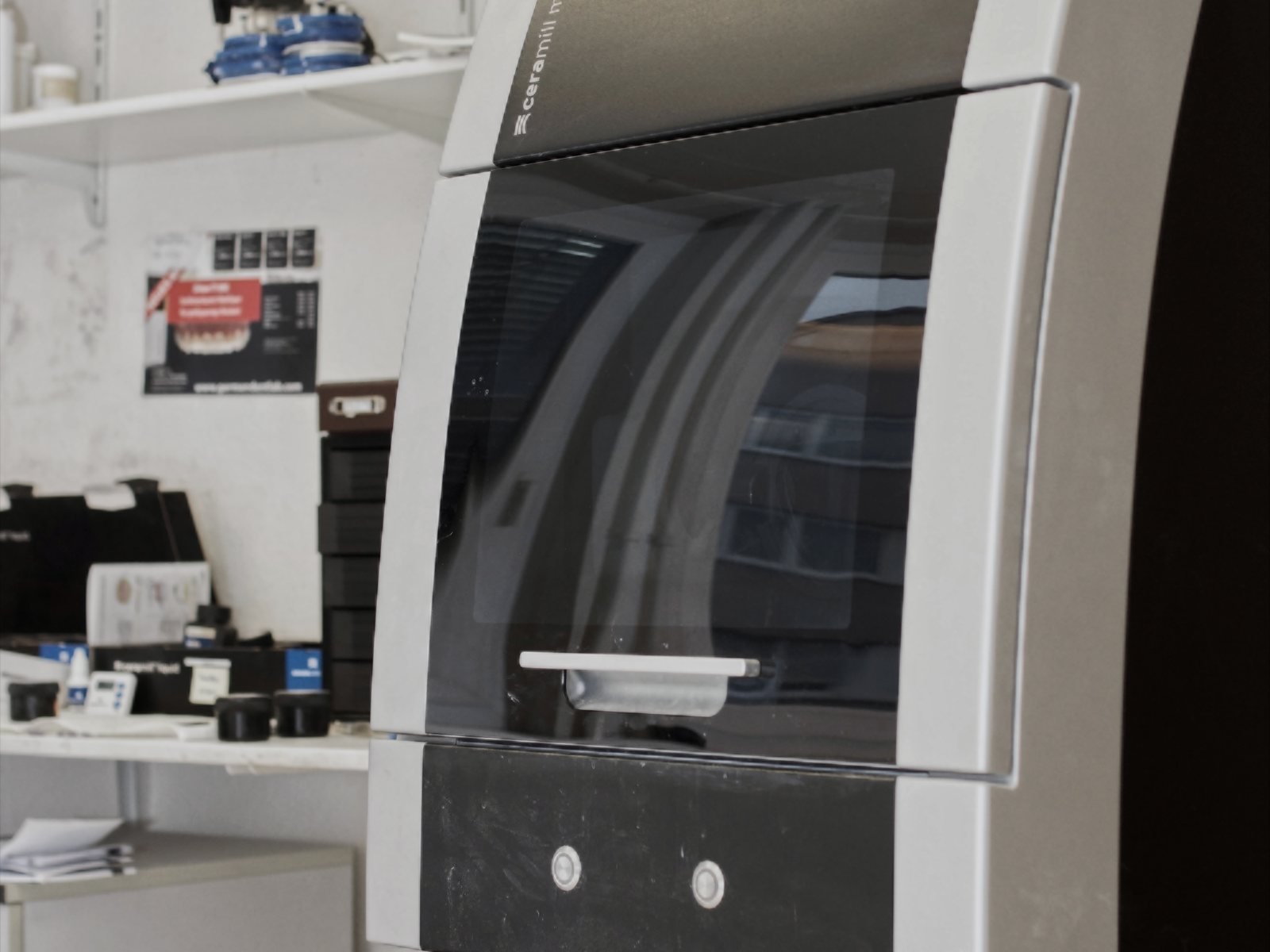 Die Ceramill Motion 2 im Labor — die Fünf-Achs-Fräseinheit, auf der Gerüste und monolithische Arbeiten entstehen.
